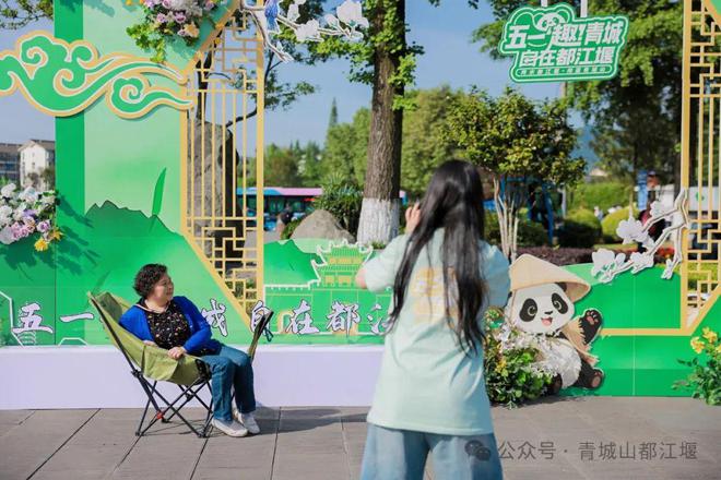 都江堰太火爆NPC白娘子被求合影到宕机j