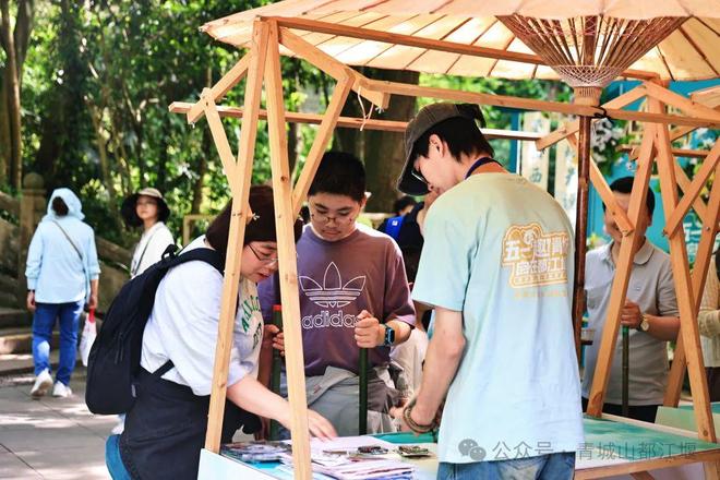 都江堰太火爆NPC白娘子被求合影到宕机j9九游会登录顶流实锤！这个五一青城山(图5)