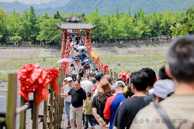 都江堰太火爆NPC白娘子被求合影到宕机j9九游会登录顶流实锤！这个五一青城山(图20)