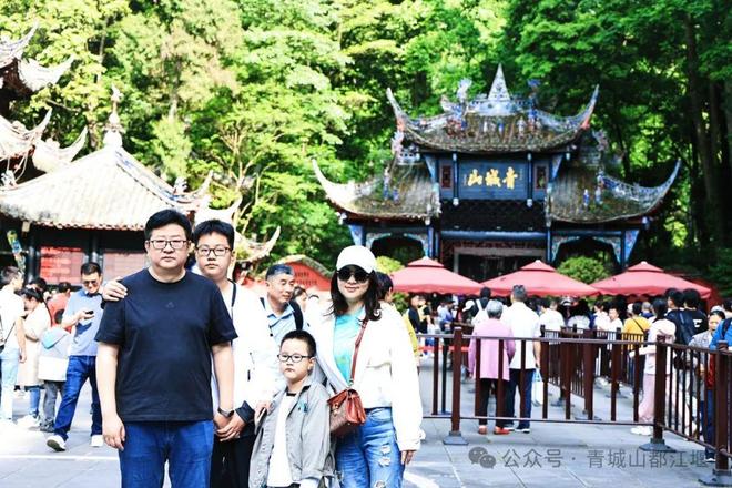 都江堰太火爆NPC白娘子被求合影到宕机j9九游会登录顶流实锤！这个五一青城山(图15)