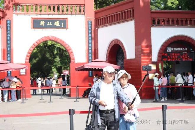 都江堰太火爆NPC白娘子被求合影到宕机j9九游会登录顶流实锤！这个五一青城山(图28)