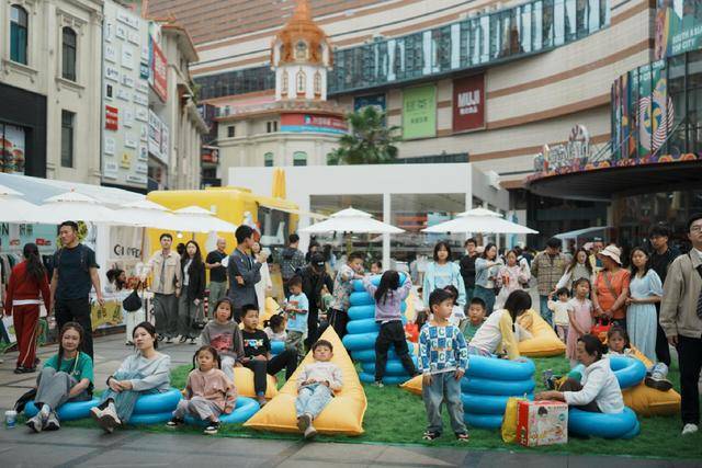 风情·第壹城把“躺平”“戏剧”玩出高度j9九游会网站入口客流激增10% 南亚(图3)